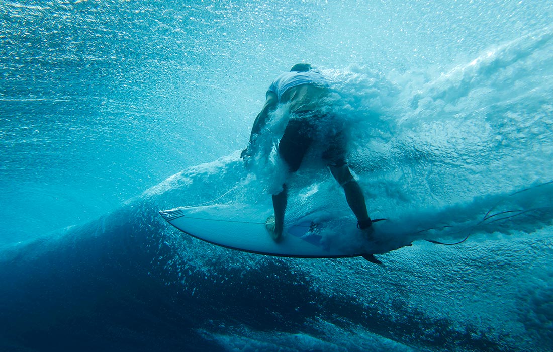 Гриффин Колапинто из США принимает участие в тренировке по серфингу у острова Таити во Французской Полинезии