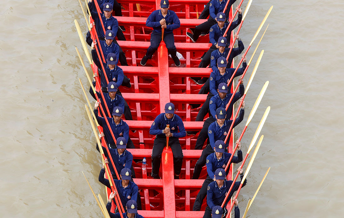 Репетиция шествия королевской баржи для церемонии Катхина в Бангкоке