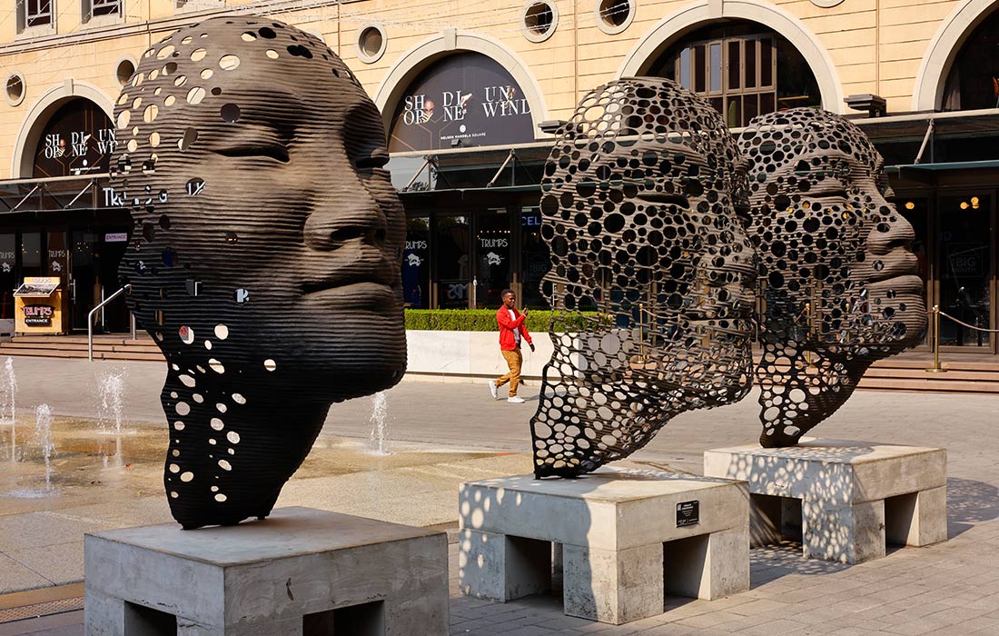 Работы южноафриканского скульптора Антона Смита на площади Нельсона Манделы в Йоханнесбурге