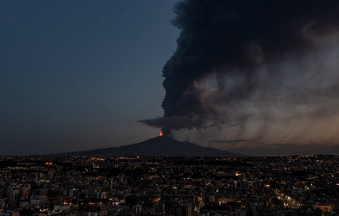 Итальянский вулкан Этна снова извергается
