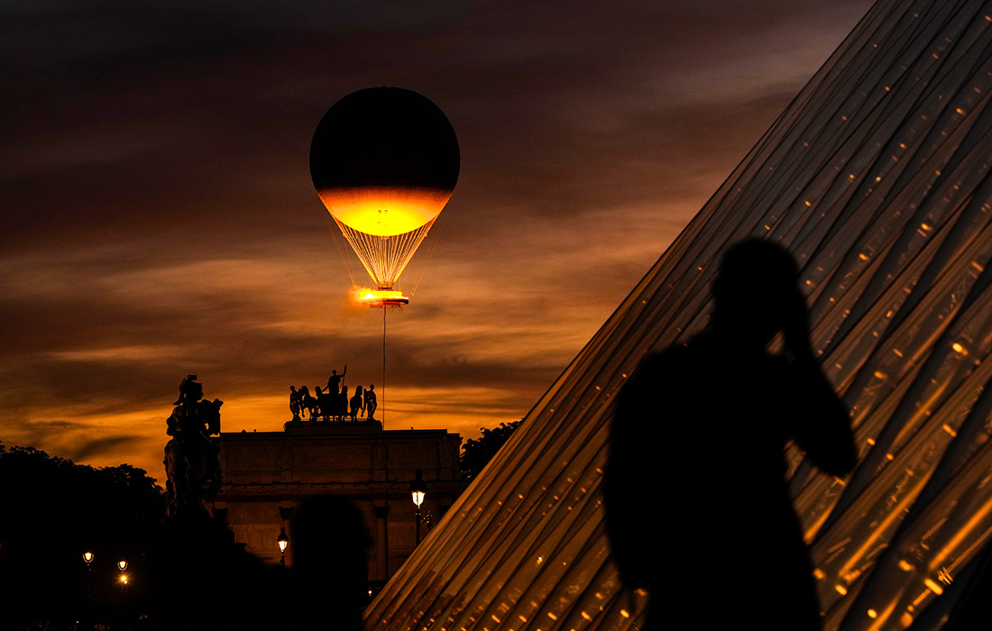 Олимпийский огонь поднимается на воздушном шаре в Париже