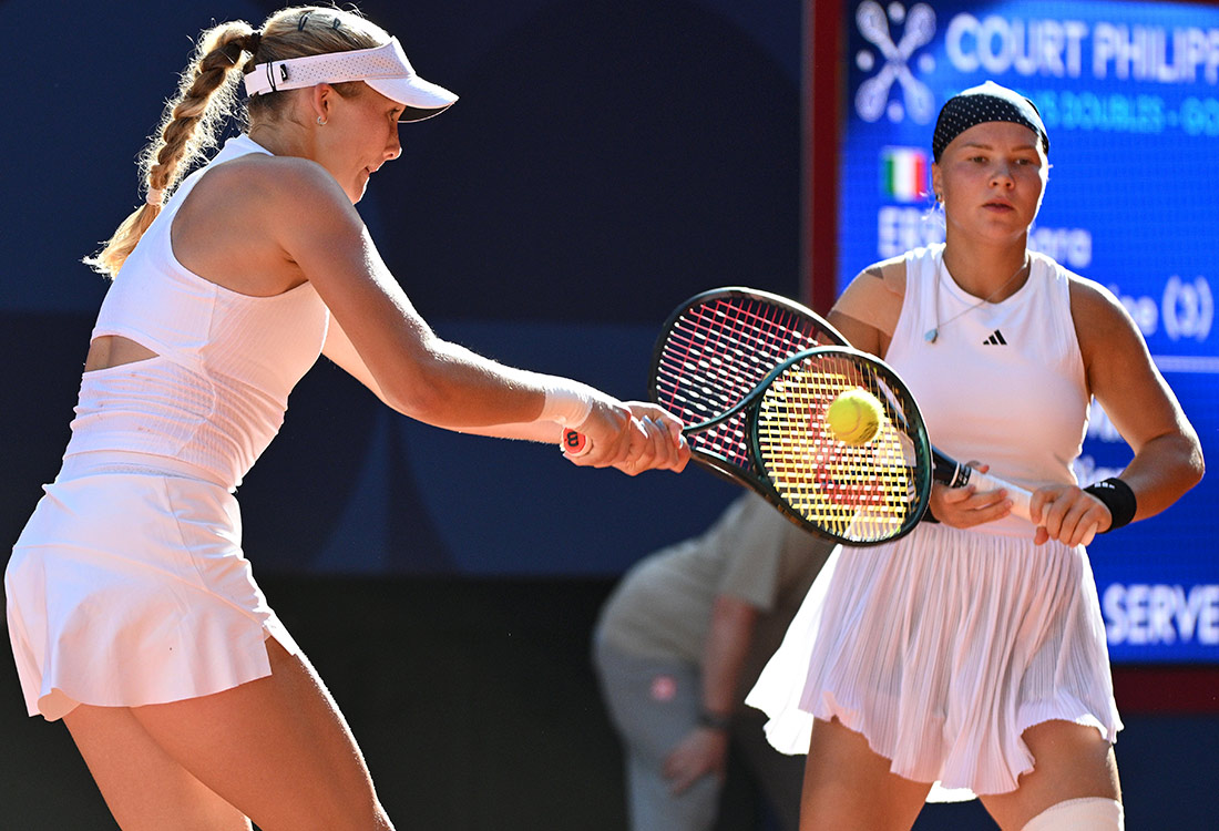 Мирра Андреева и Диана Шнайдер из России во время матча за золотую медаль женских парных соревнований по теннису