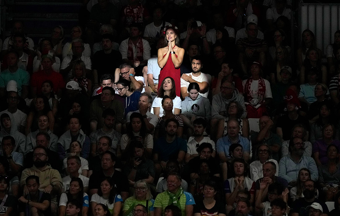 Зрители наблюдает за четвертьфинальным матчем по волейболу среди мужчин между Словенией и Польшей