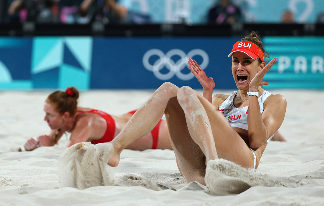 Таня Хюберли из сборной Швейцарии по пляжному волейболу после победы в женском четвертьфинальном матче против сборной США