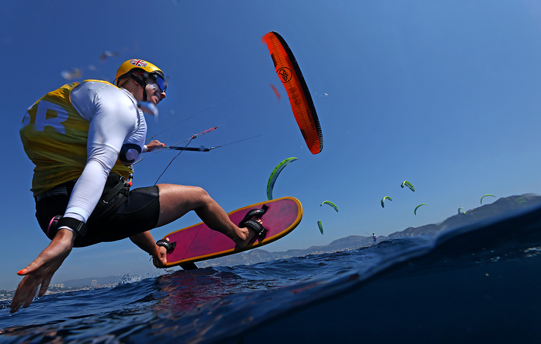 Элеанор Олдридж из сборной Великобритании готовится к соревнованиям по парусному спорту
