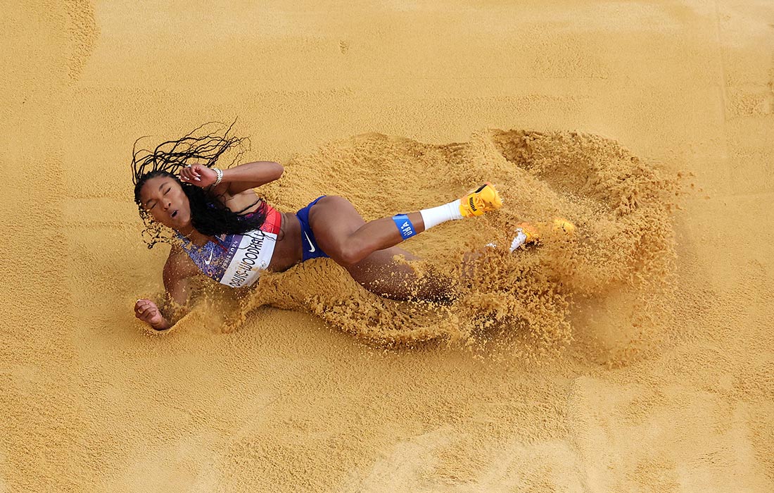 Финал по прыжкам в длину среди женщин. На фото: Тара Дэвис-Вудхолл из сборной США.