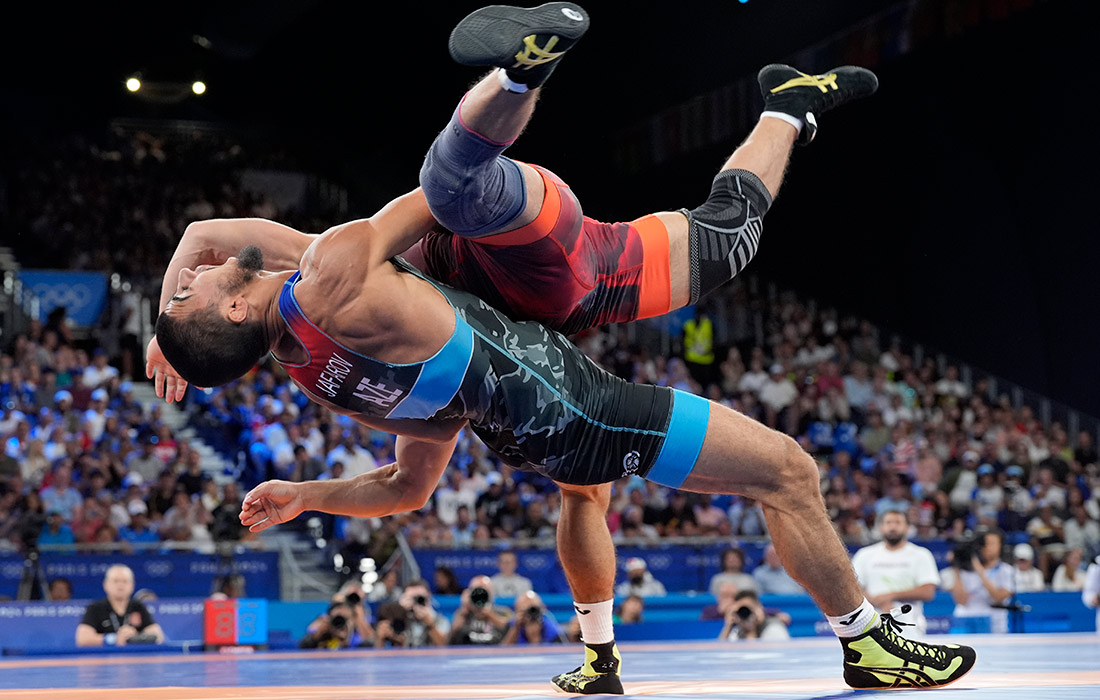 Амантур Исмаилов из Кыргызстан и Хасрат Джафаров из Азербайджана в поединке за бронзовую медаль по греко-римской борьбе в весовой категории до 67 кг
