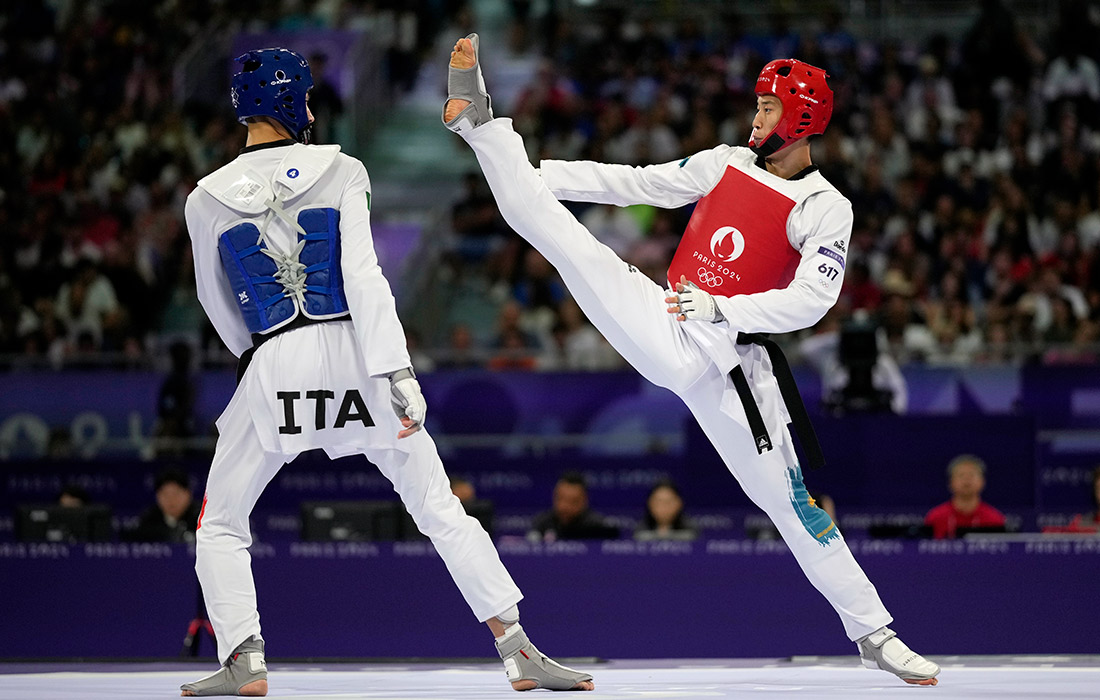 Симоне Алессио из Италии и Батырхан Толеугали из Казахстана в предварительном раунде по тхэквондо