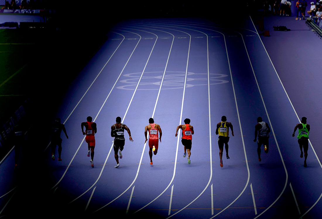 Мужской забег на 100 м на соревнованиях по легкой атлетике