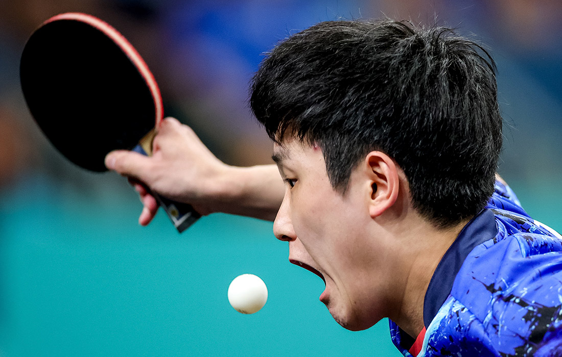 Томокадзу Харимото из Японии во время матча 1/8 финала мужского одиночного разряда по настольному теннису