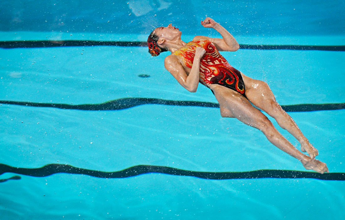 Спортсменка из Китая во время соревнований по синхронному плаванию на Олимпиаде в Париже