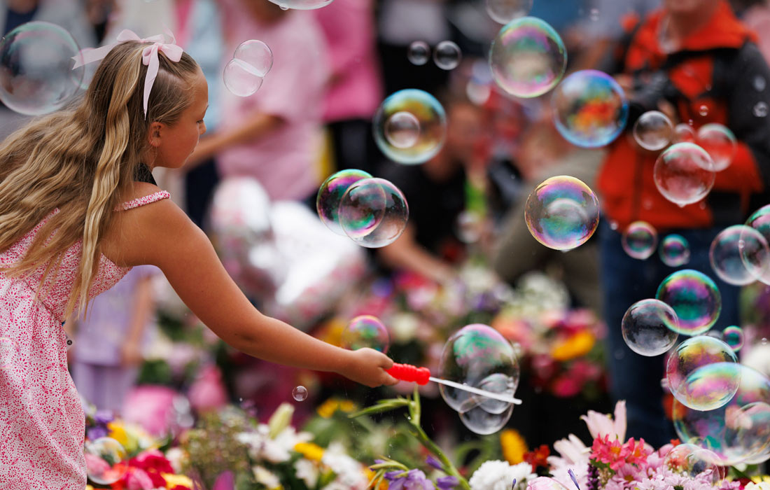 Стихийный мемориал на месте убийства трех девочек в детском танцевальном клубе в британском городе Саутпорт