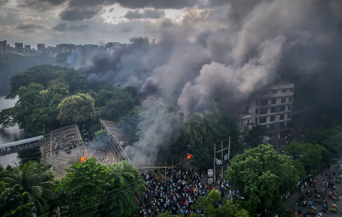 Массовые беспорядки продолжаются в Бангладеш. Накануне погибли не менее 56 человек.