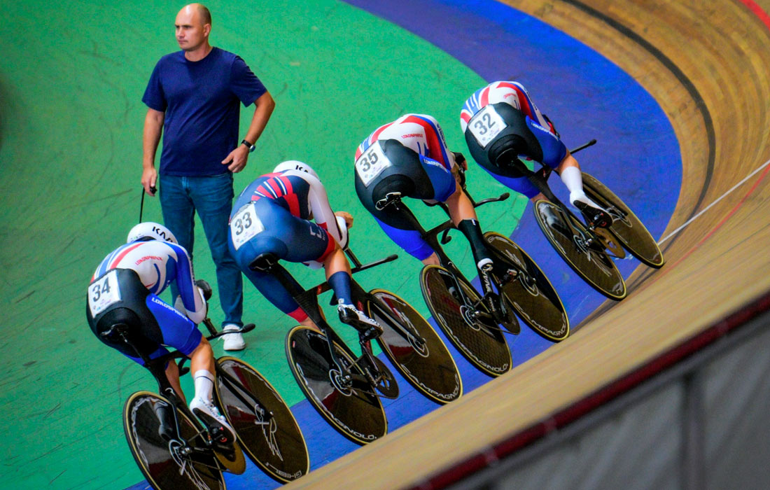 Мужская командная гонка преследования на чемпионате России по велоспорту на треке в Санкт-Петербурге