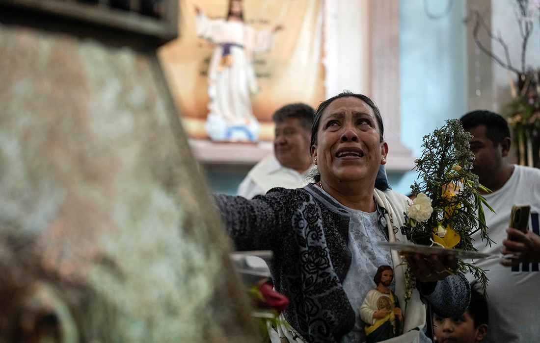 Прихожане церкви в городе Сан Кристобаль де лас Касас, Мексика