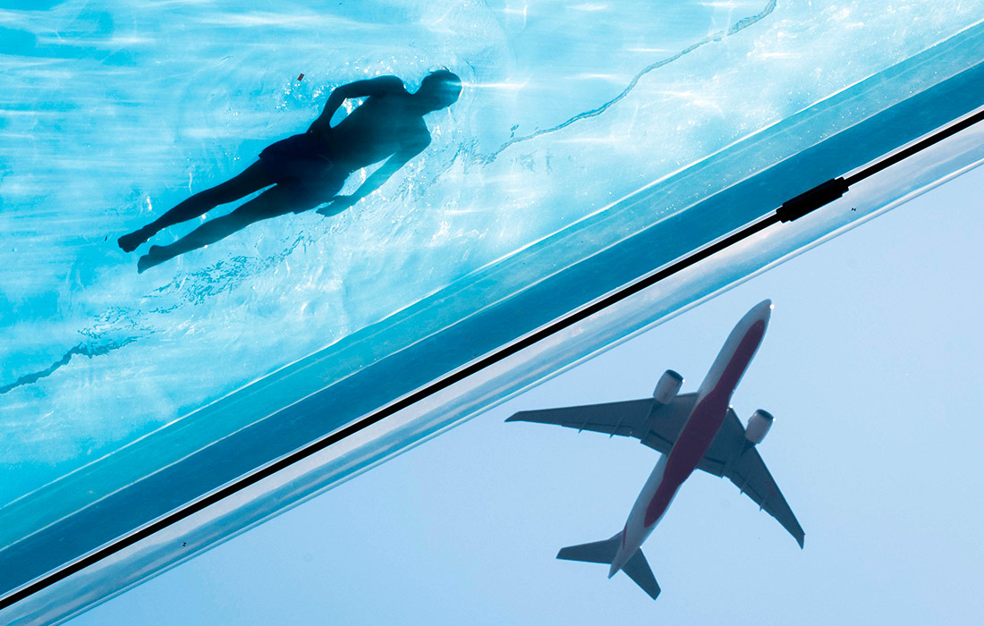 Прозрачный бассейн Sky Pool в Лондоне