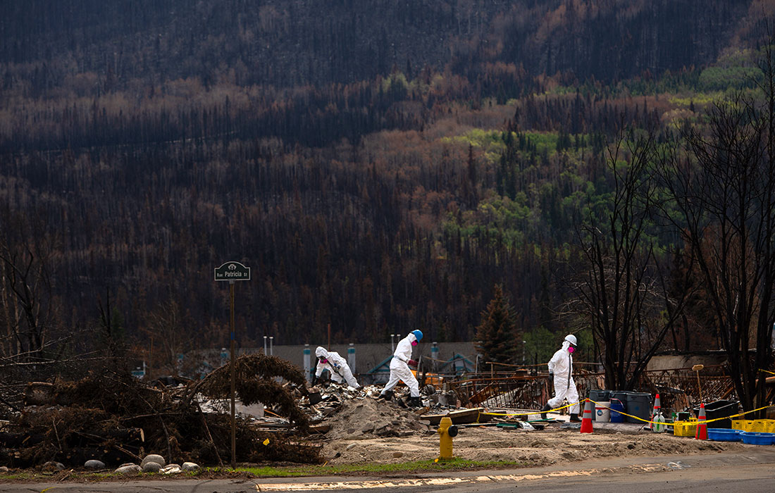 Последствия лесных пожаров в Национальном парке "Джаспер" в Канаде