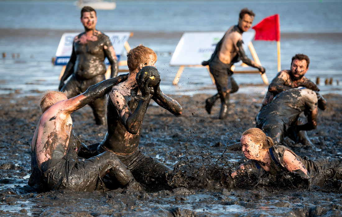 Участники  "Грязевой олимпиады" играют в гандбол на отмелях реки Эльбы в Брунсбюттеле