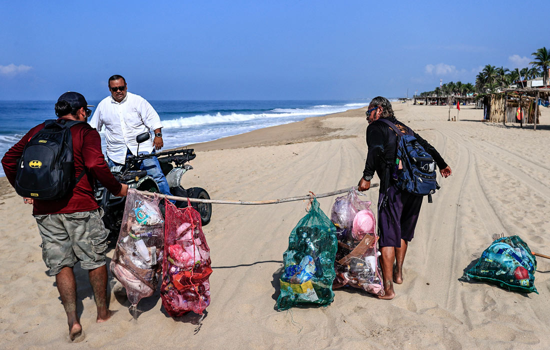 Сбор мусора на пляже Пье-де-ла-Куэста в Мексике