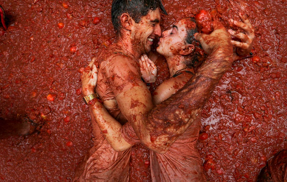 Участники "томатной битвы" в испанском городе Буньоль