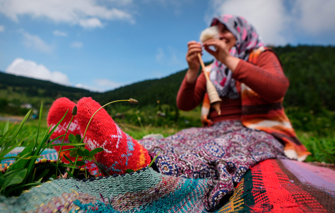 Женщина вяжет носки в турецкой деревне Эскикале, расположенной на высоте 1095 метров