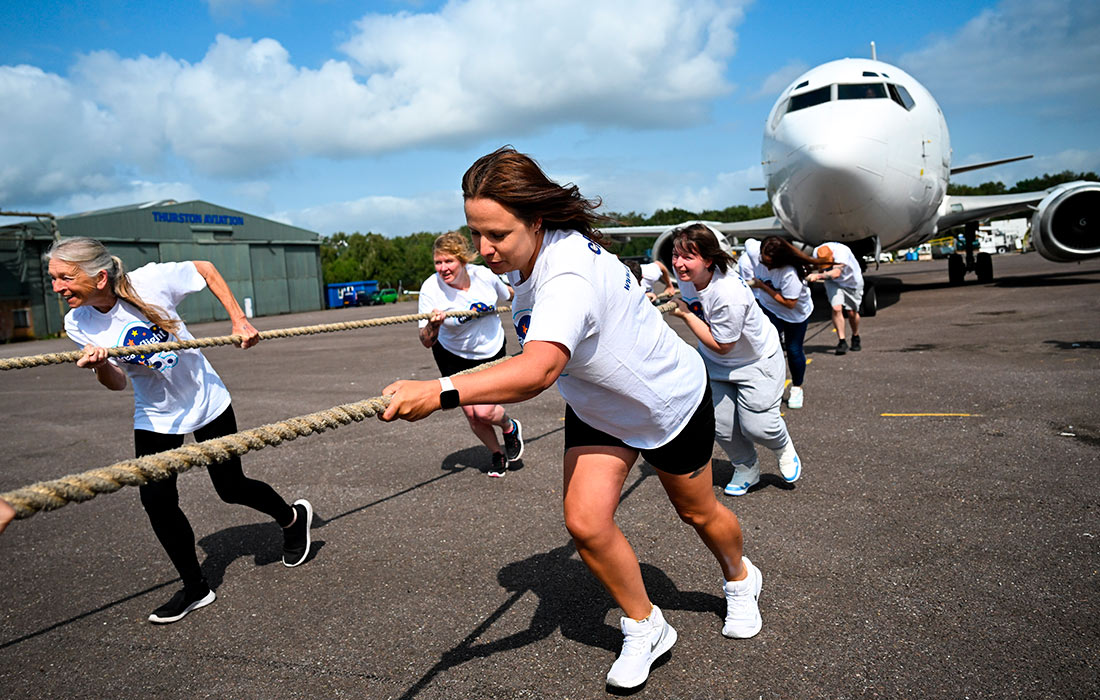 Команда тянет Boeing 737 во время благотворительной акции в Борнмуте, Англия