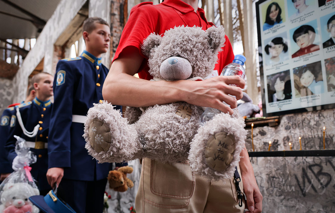 Участники акции памяти в спортзале школы №1