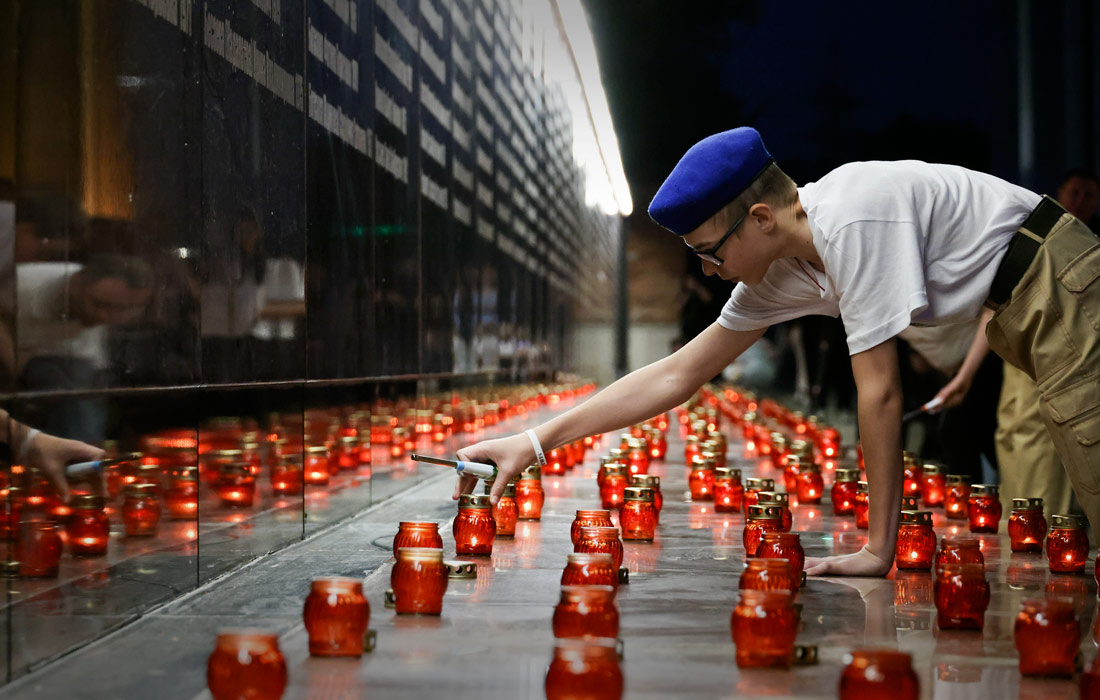 Зажжение свечей во дворе школы в Беслане