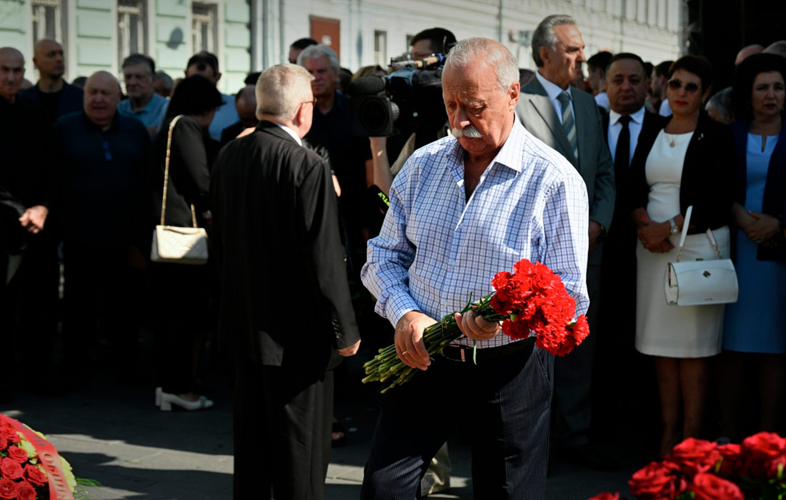Телеведущий Леонид Якубович возлагает цветы к памятнику "Жертвам Беслана" в Москве
