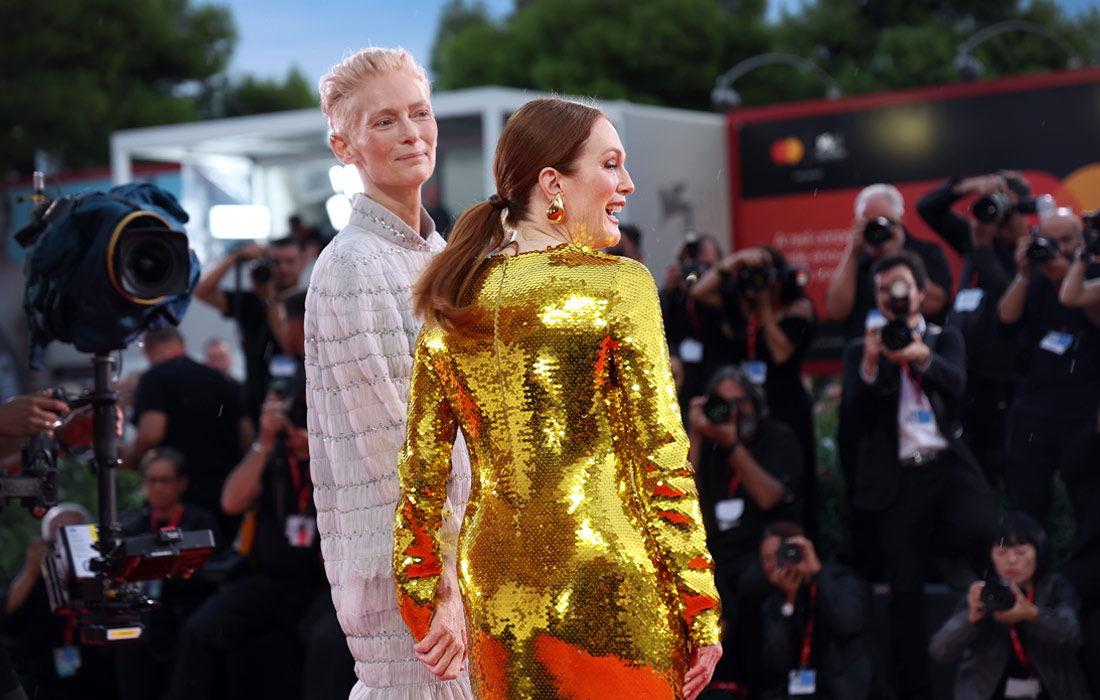 Тильда Суинтон и Джулианна Мур на премьере фильма "Комната по соседству"