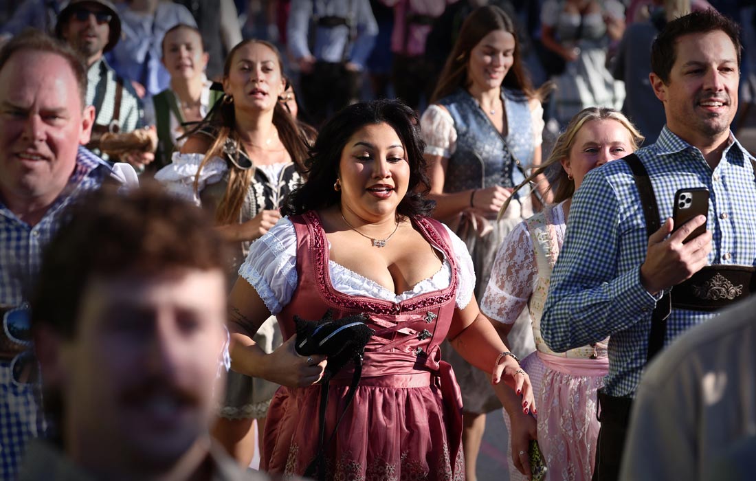 Главный символ праздника - баварские девушки, одетые в национальное платье дирндль