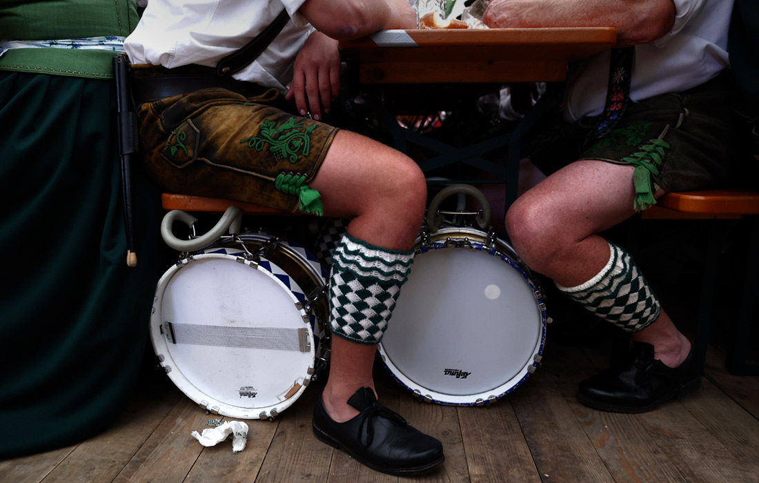 После парада уставшие участники и зрители отправляются пить пиво