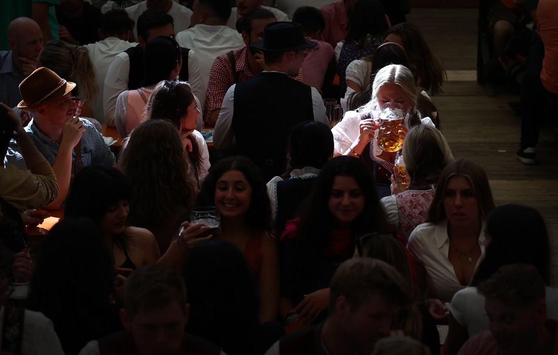 Открытие первой бочки является знаком для хозяев палаток, что можно разливать и продавать пиво