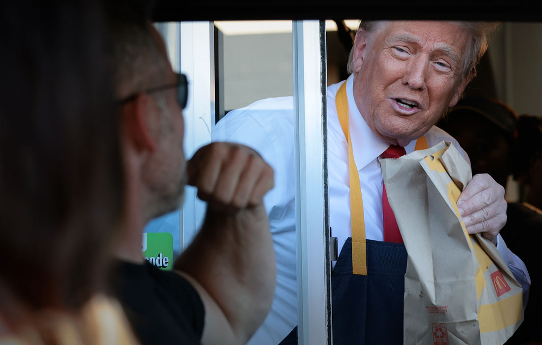 Кандидат в президенты США от республиканцев Дональд Трамп попробовал себя в роли сотрудника ресторана McDonald's в штате Пенсильвания