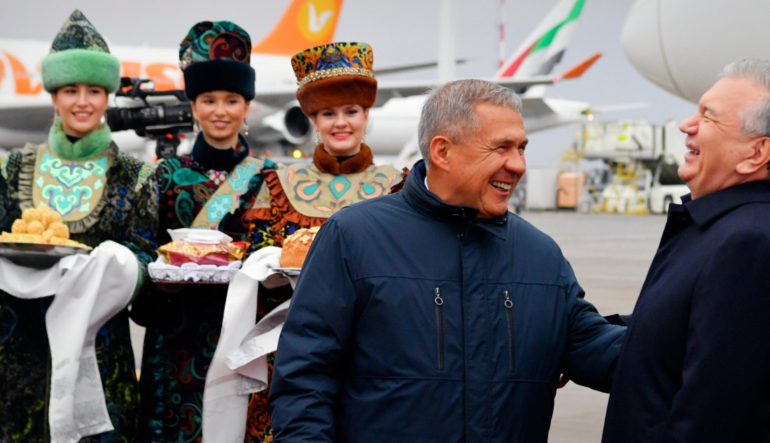 Президент Узбекистана Шавкат Мирзиеев во время церемонии встречи в аэропорту Казани. Слева - глава Республики Татарстан Рустам Минниханов.