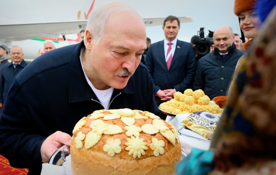 Президент Белоруссии Александр Лукашенко во время церемонии встречи в аэропорту Казани