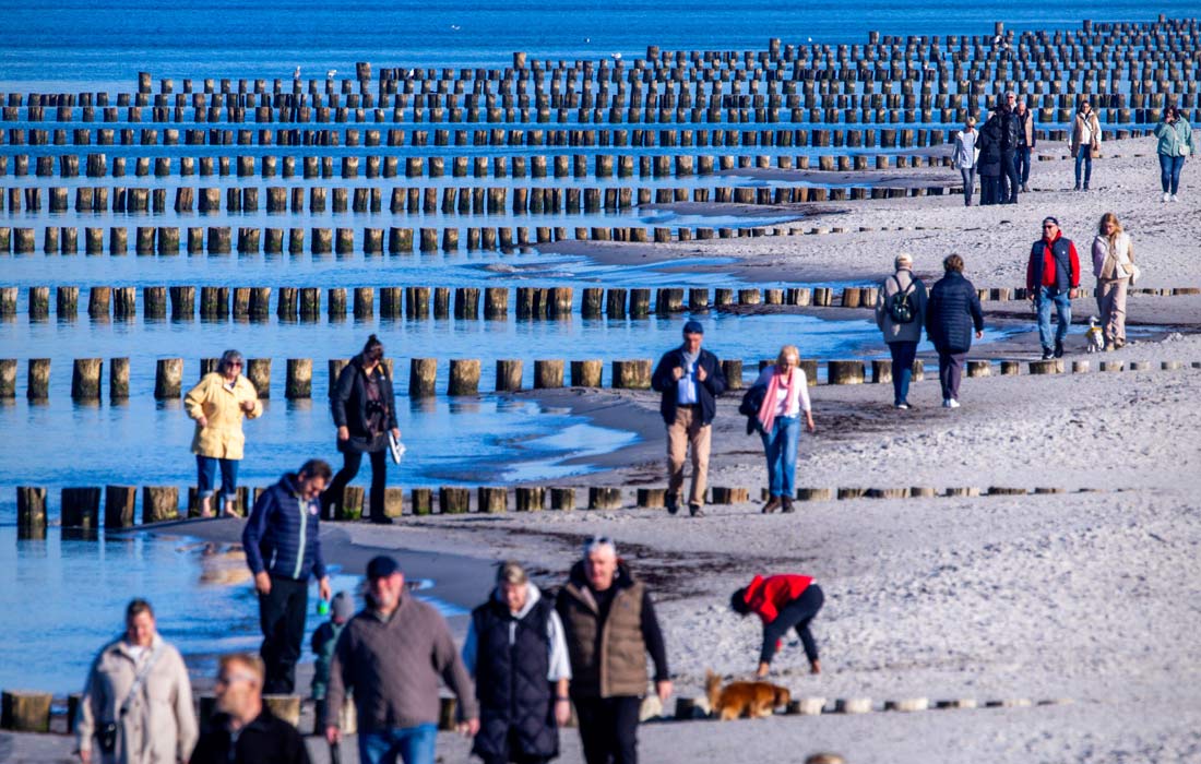 Отдыхающие на пляже полуострова Фишланд-Дарс-Цингст, Германия