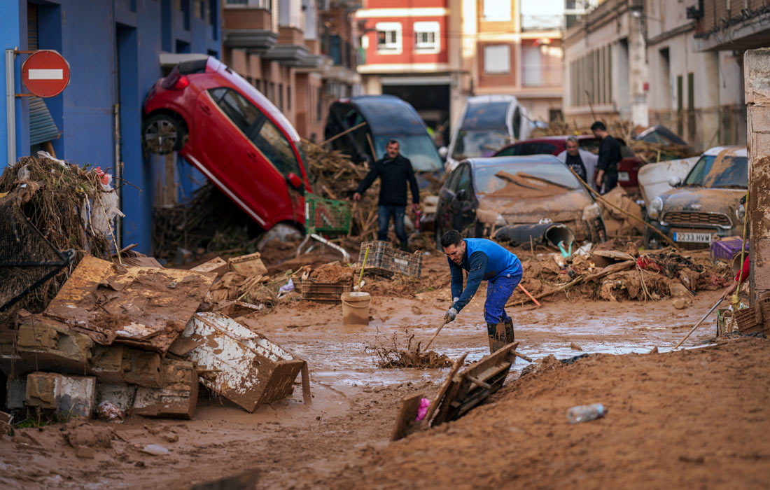 Устранение последствий наводнения в испанской провинции Валенсия