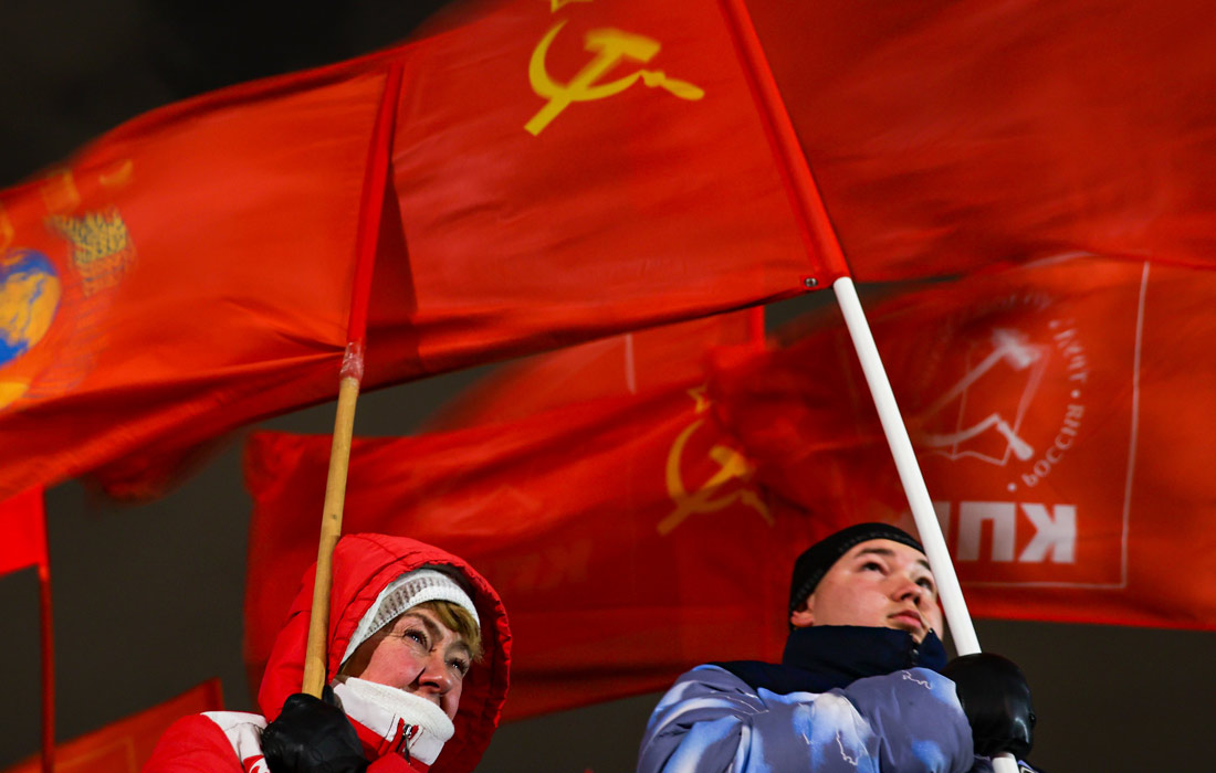 Сторонники партии КПРФ во время акции, посвященной 107-й годовщине Октябрьской социалистической революции, на аллее Красного проспекта в Новосибирске