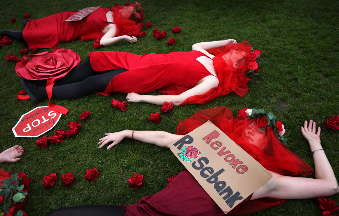 Акция протеста активистов движение Fossil Free у здания Вестминстерского дворца в Лондоне