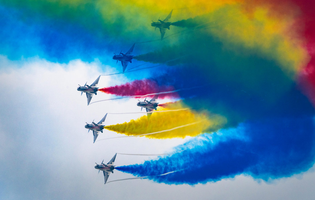 Выступление пилотажной группы ВВС Китая