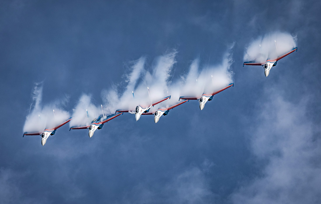 Истребители пилотажной группы "Русские витязи"