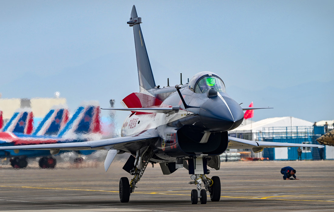 Истребитель пилотажной группы "Байи" Народно-освободительной армии Китая