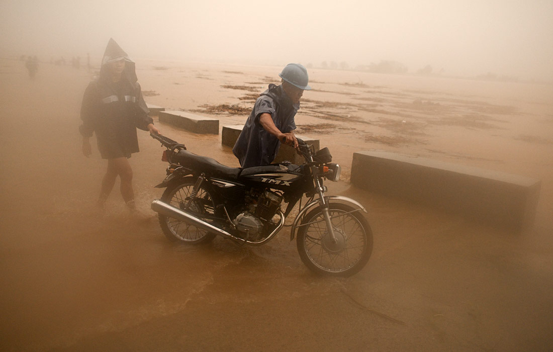 Новый тайфун "Тораджи" обрушился на Филиппины