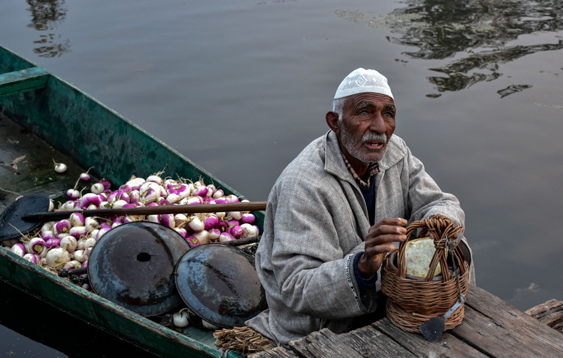 Продажа сезонных овощей на плавучем рынке в индийском Шринагаре