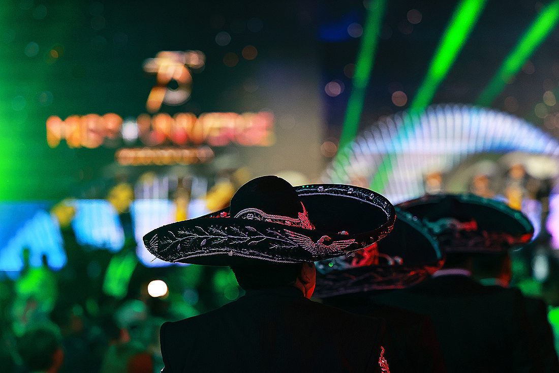 Музыканты мариачи во время финала "Мисс Вселенная" в Мехико