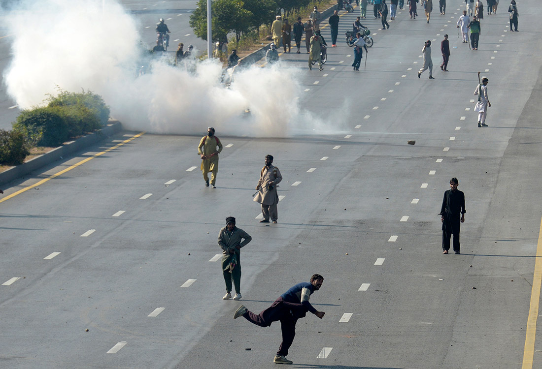 Не менее 12 человек погибли в ходе протестов оппозиции в Исламабаде