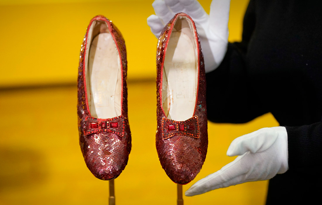 Рубиновые туфли актрисы Джуди Гарленд со съемок фильма "Волшебник страны Оз" 1939 года будут выставлены на аукционе Heritage Auctions в США
