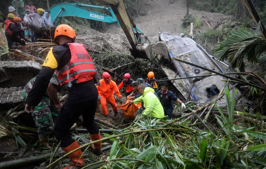 По меньшей мере 27 человек погибли из-за оползней в индонезийской провинции Северная Суматра