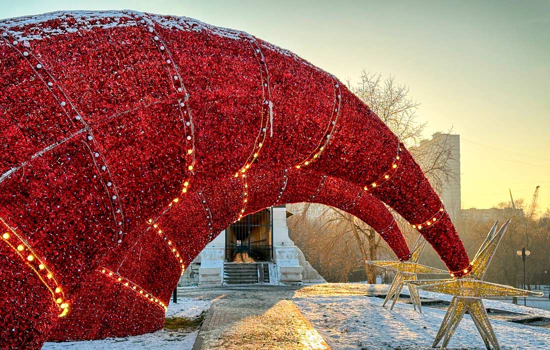 Новогоднее оформление у Ростокинского акведука на северо-востоке Москвы